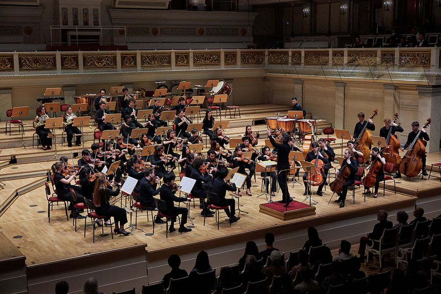 Sinfonieorchester und Dirigent auf der Bühne des Berliner Konzerthauses