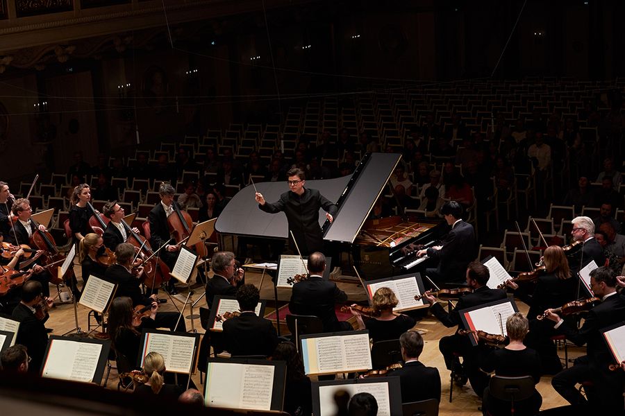 Student dirigiert das Konzerthausorchester im großen Saal des Berliner Konzerthauses