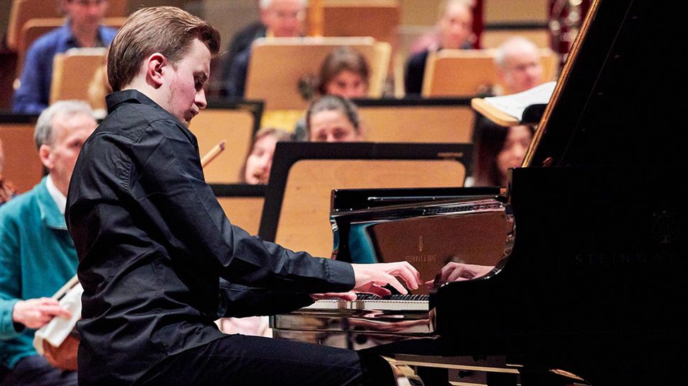 Pianist in einer Probe mit Orchester