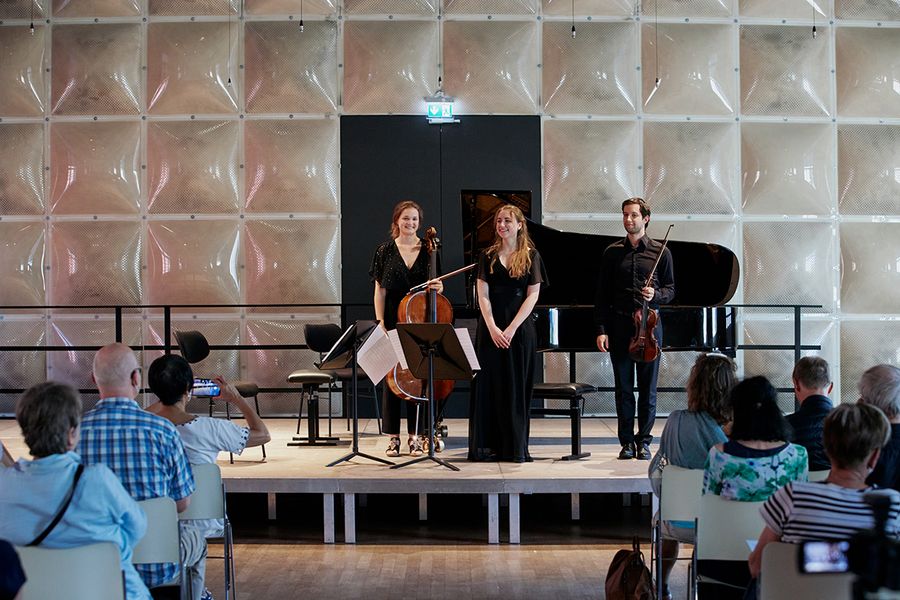 Trio auf der Bühne des Krönungskutschensaals