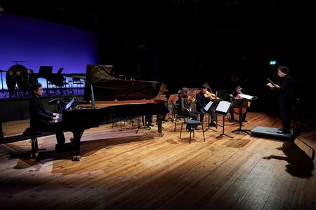 Pianist spielt mit Ensemble auf der Bühne