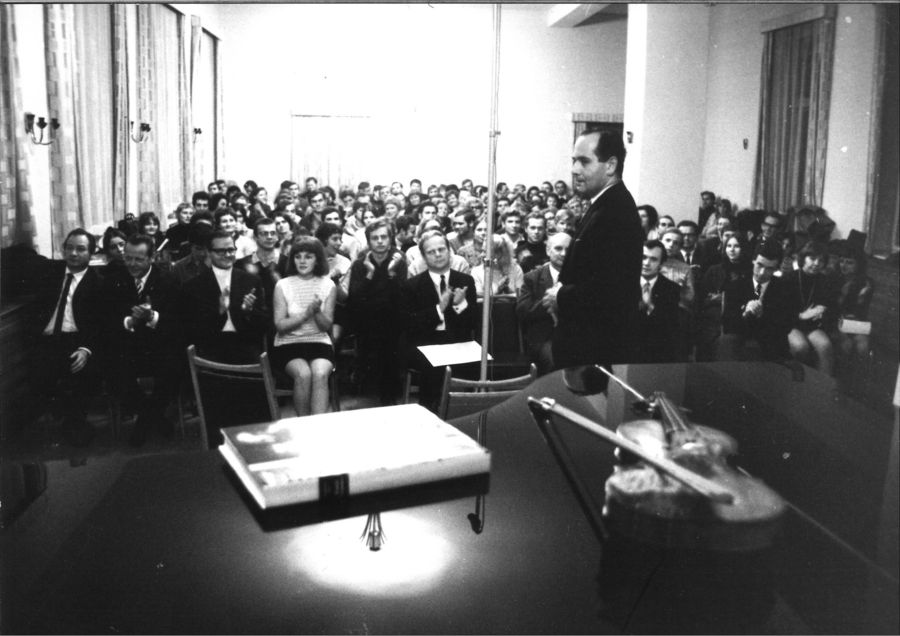 Geiger Igor Oistrach vor Studierenden