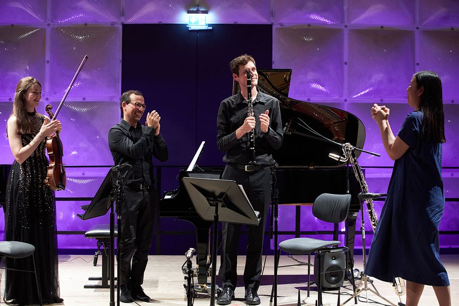 Drei Musizierende und Komponistin auf der Bühne des Krönungskutschensaals