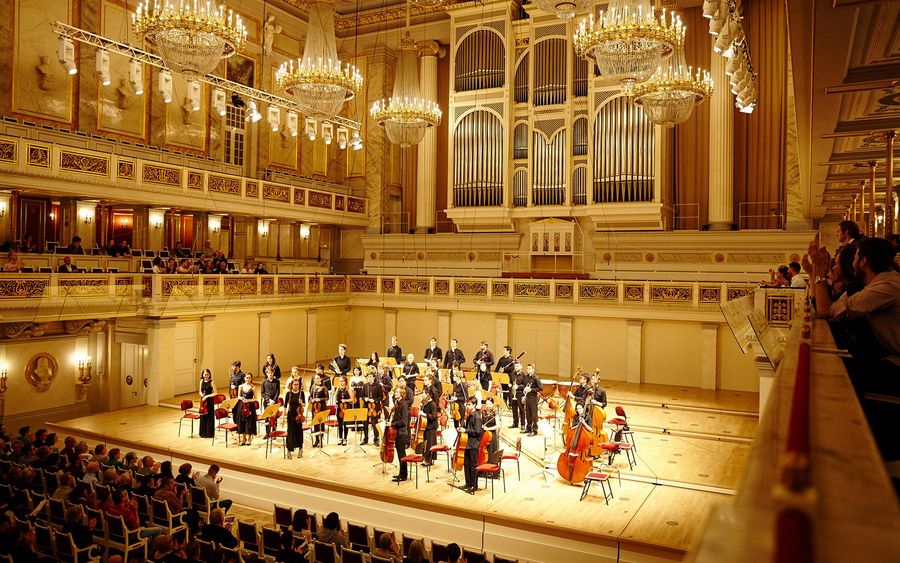Ein Orchester während des Schlussapplauses im Konzertsaal des Berliner Konzerthauses