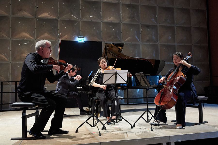 Streichtrio und Pianist auf der Bühne des Krönungskutschensaals