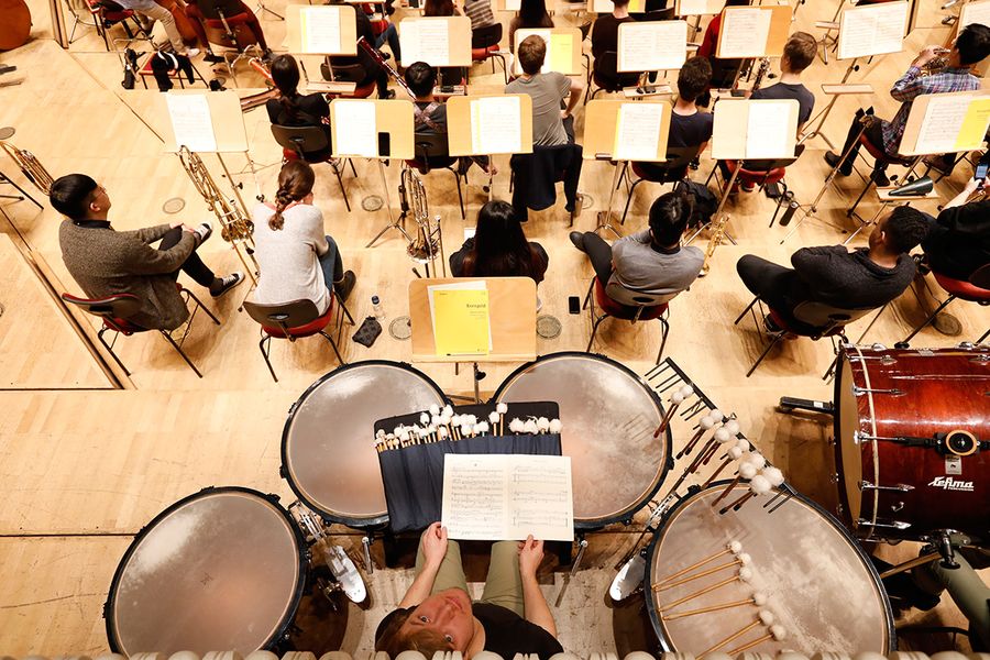 Studierende mit Instrumenten während einer Orchesterprobe