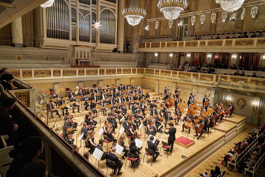 Orchester auf der Bühne des Berliner Konzerthauses während eines Konzertes