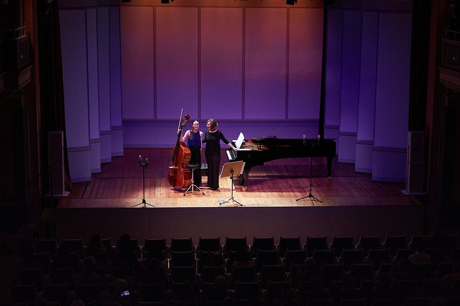 Studentin mit Kontrabass und Pianistin auf der Bühne des Kleinen Saals im Berliner Konzerthaus