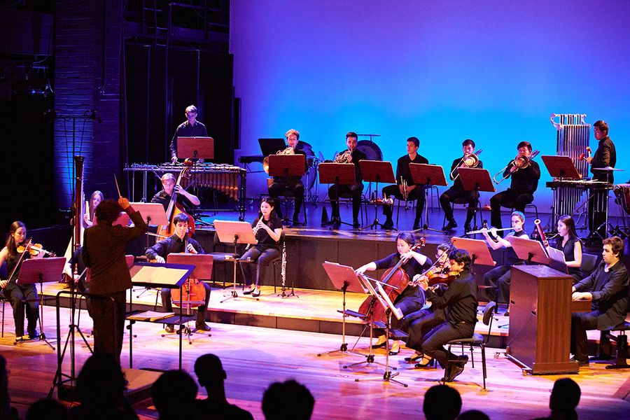 Echo Ensemble mit Dirigent auf einer Bühne während eines Konzertes
