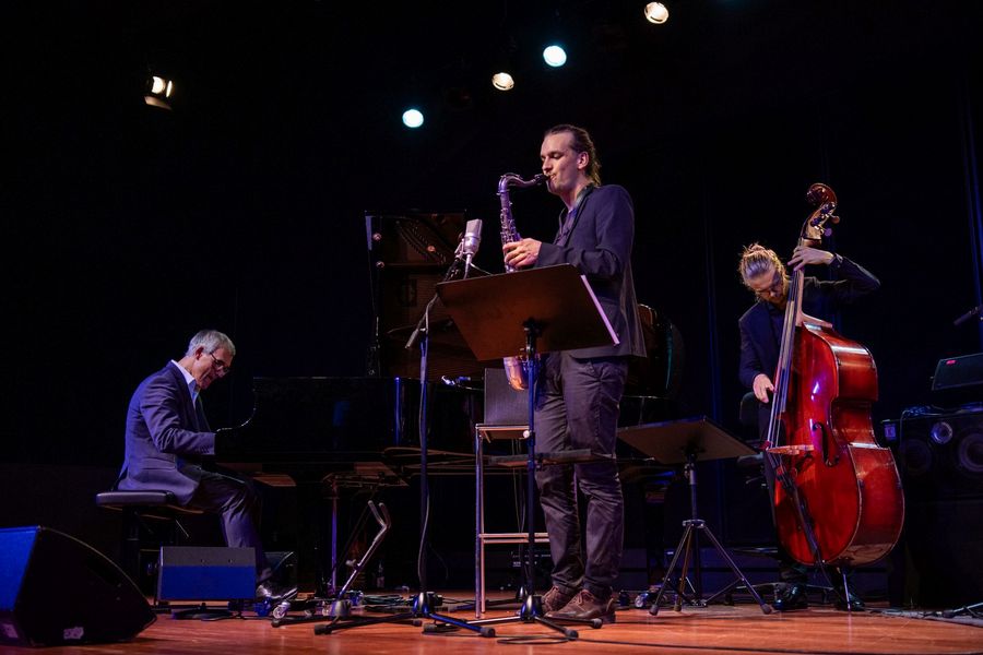 Jazztrio musiziert auf der Bühne