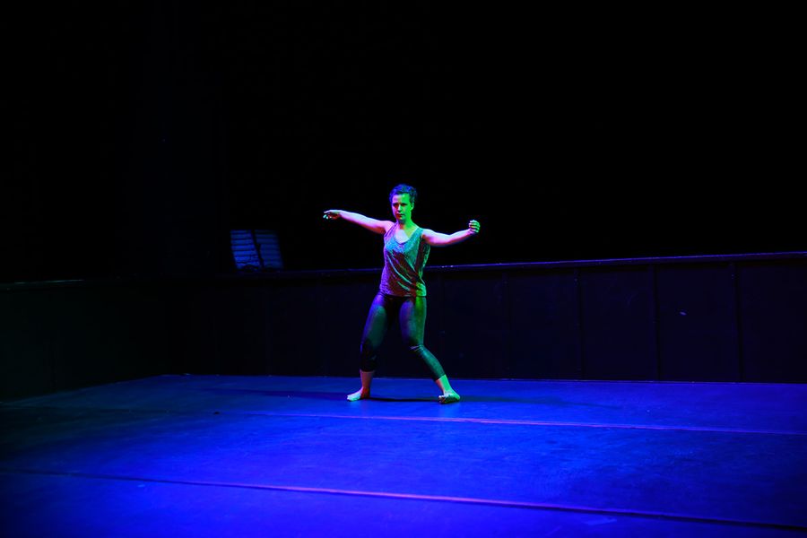 Tanzende Person auf einer Bühne