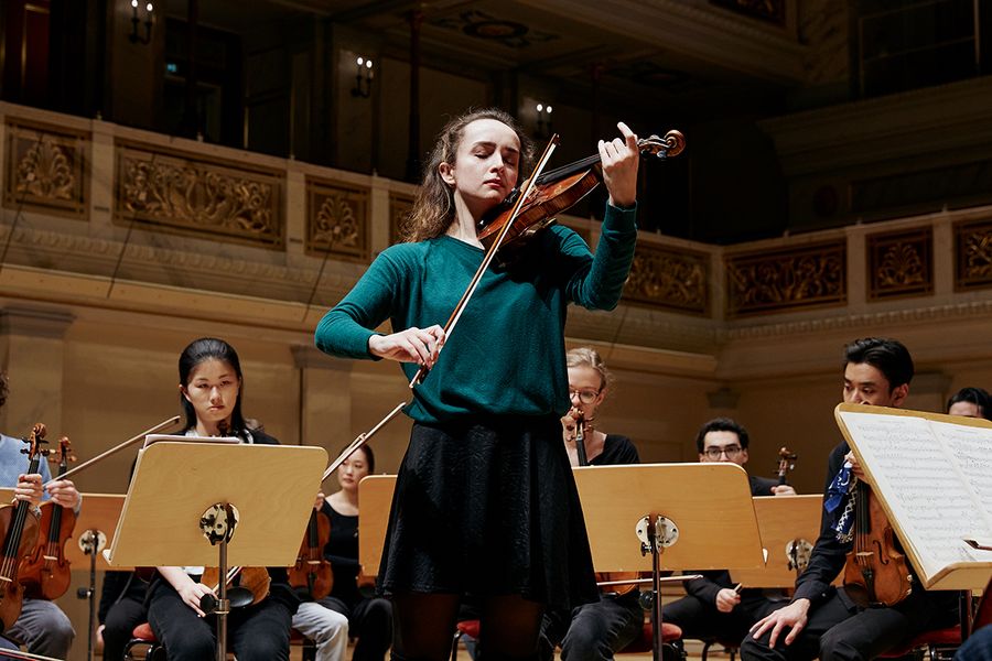 Geigensolistin auf der Bühne des Berliner Konzerthauses
