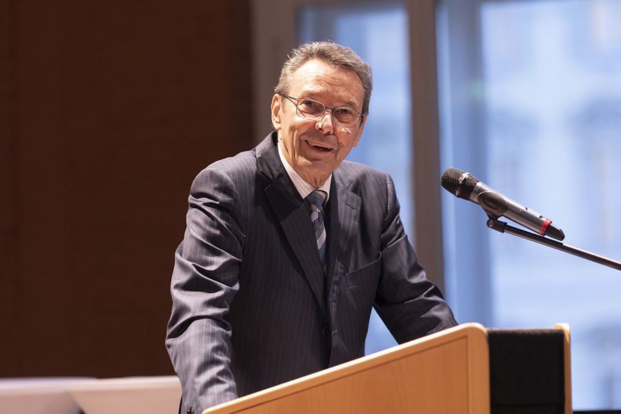 Hochschulrats-Vorsitzender Bernd J. Wieczorek hält eine Rede
