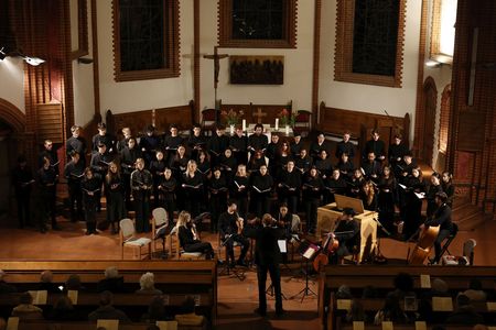 Chor singt in der Kirche