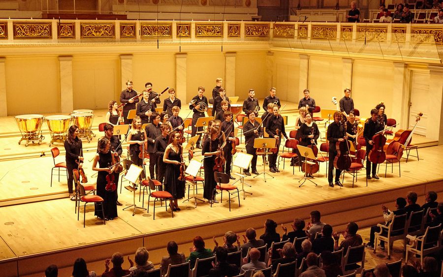 Ein Orchester während des Schlussapplauses im Konzertsaal des Berliner Konzerthauses