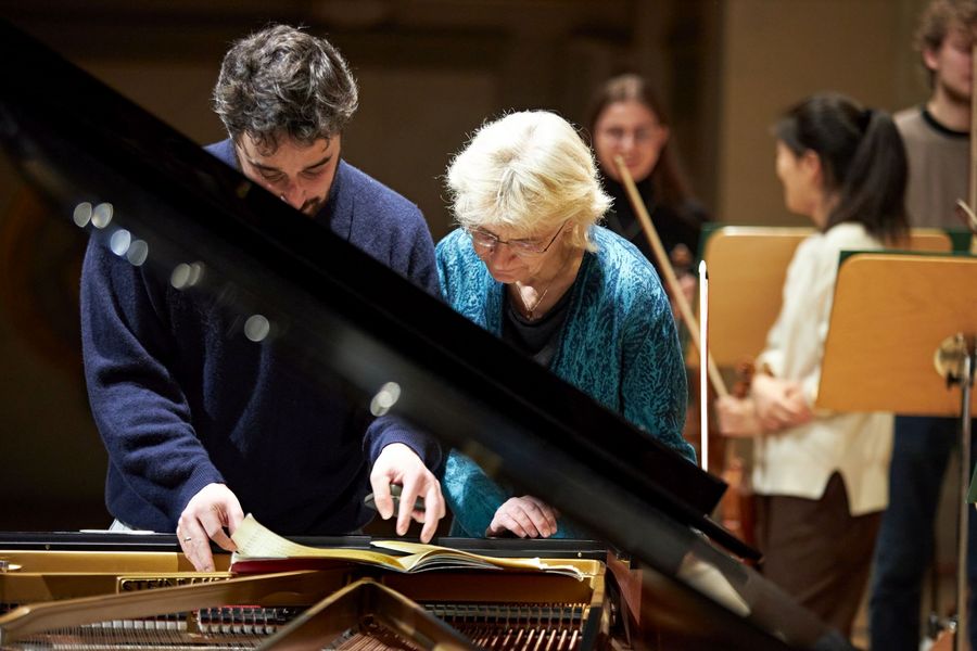 Pianist und Antje Weithaas reden am Flügel über Partitur gebeugt