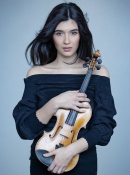 Junge Frau mit Violine