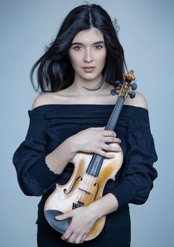 Junge Frau mit Violine