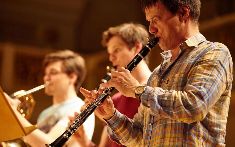 Zwei Klarinettisten und ein Hornist während einer Probe im Konzertsaal des Berliner Konzerthauses
