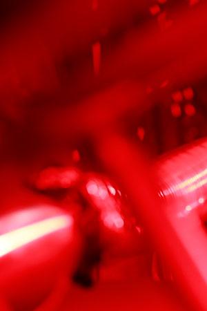 Rot angestrahltes abstraktes Gebilde aus Blechrohren