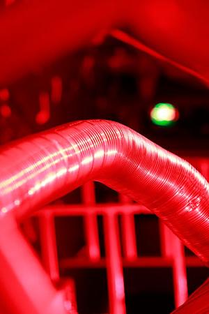 Rot angestrahltes abstraktes Gebilde aus Blechrohren