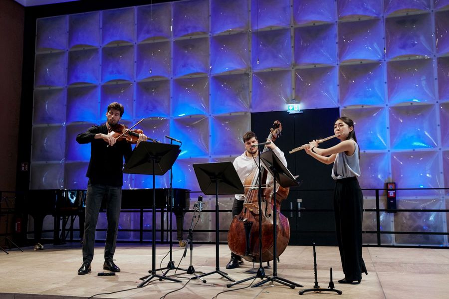 Trio musiziert auf der Bühne