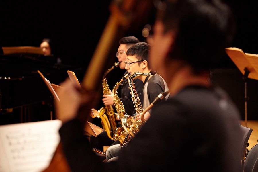 Studierende spielen Saxophon