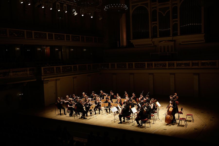 Kammerorchester auf einer Bühne während eines Konzertes