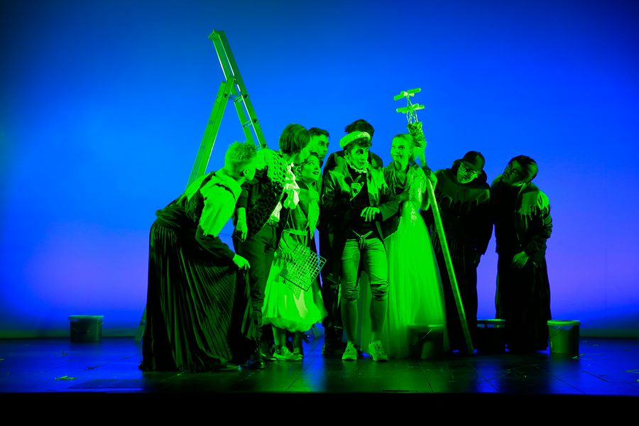 Singende Studierende in Kostümen auf einer Opernbühne
