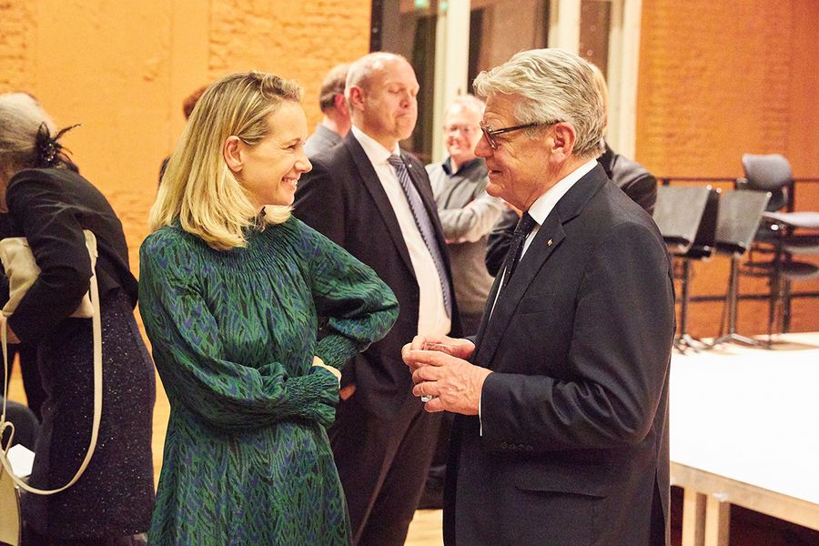 Joachim Gauck und Rektorin Sarah Wedl-Wilson im Gespräch