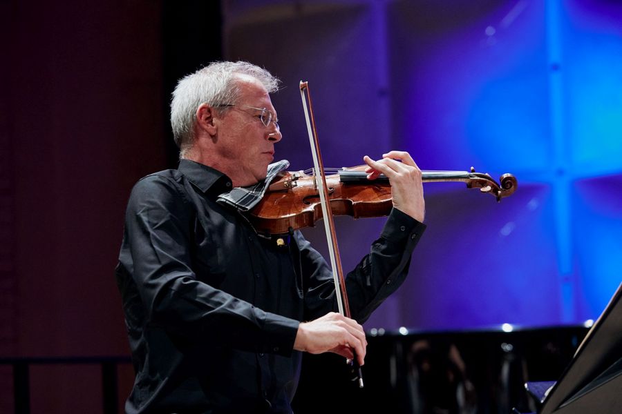 Violinist in Nahaufnahme Hintergrundbeleuchtung blau