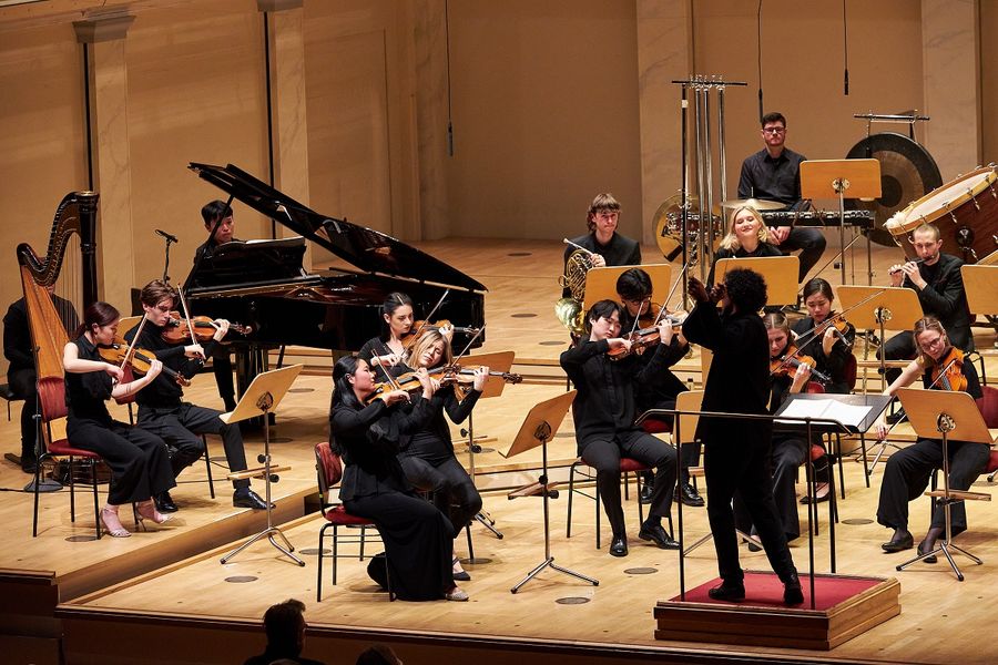 Die Streicher des Ensemble Eisler Sinfonietta spielen auf der Bühne im Großen Saal des Konzerthaus Berlin