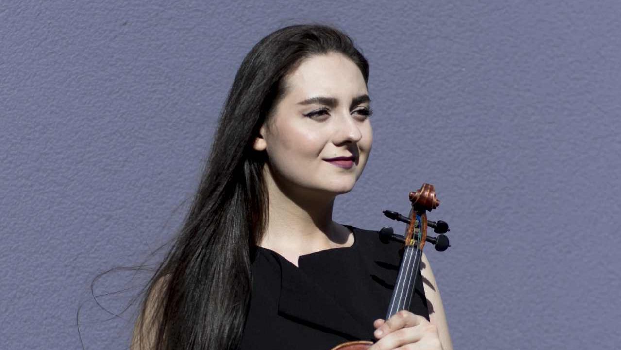 Lilia Pocitari mit Geige