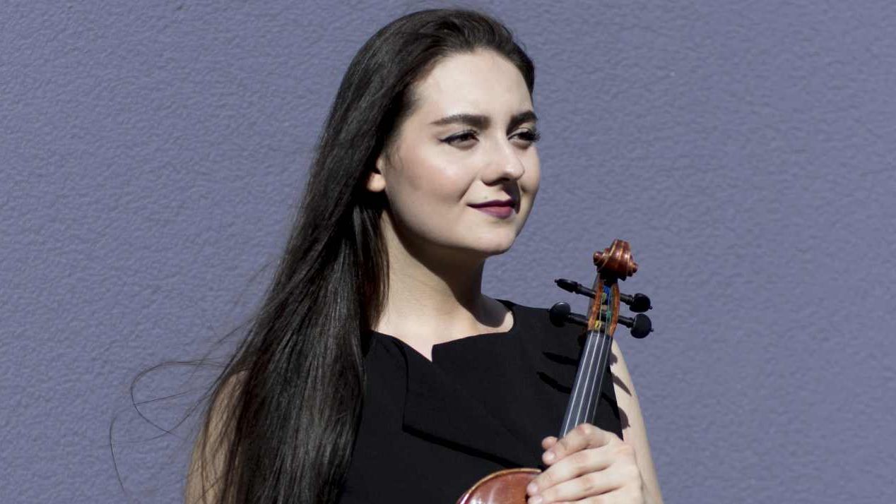 Lilia Pocitari mit Geige