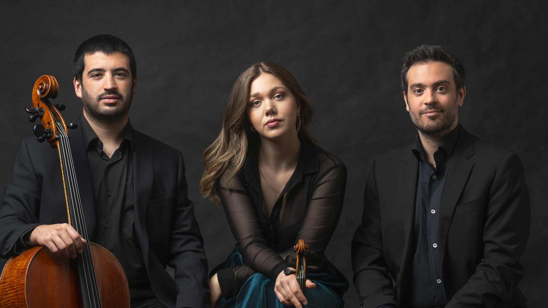 Drei Musiker mit Instrumenten