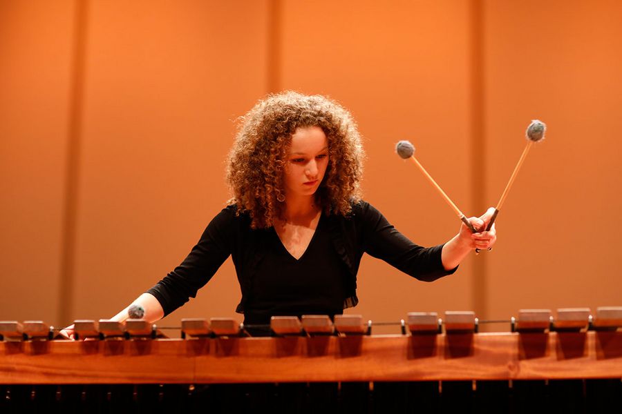 Studentin spielt Marimbaphon während eines Konzerts