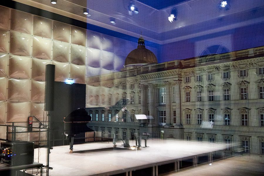 Bühne des KKS mit Fensterspiegelung, in der das Berliner Schloss zu sehen ist
