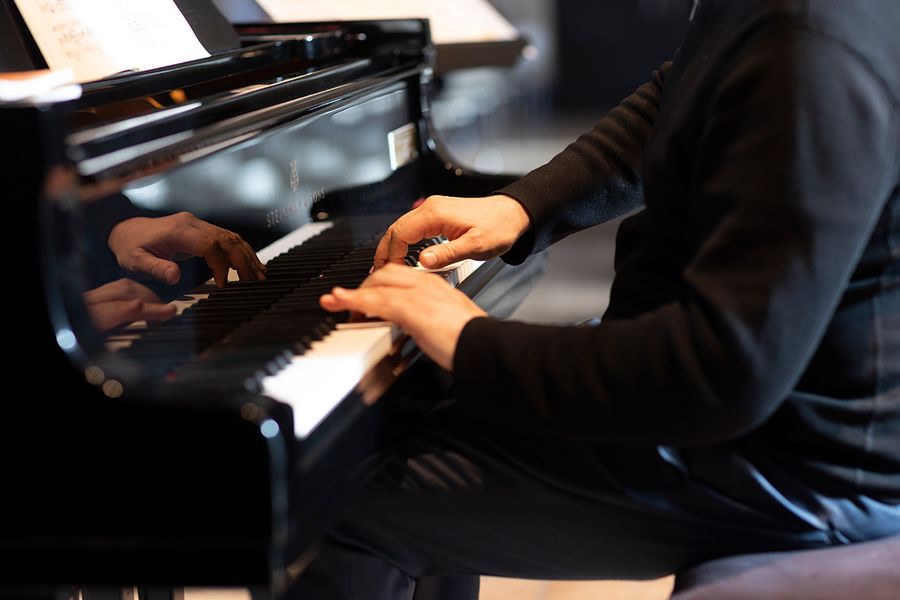 Klaviertastatur mit spielenden Händen