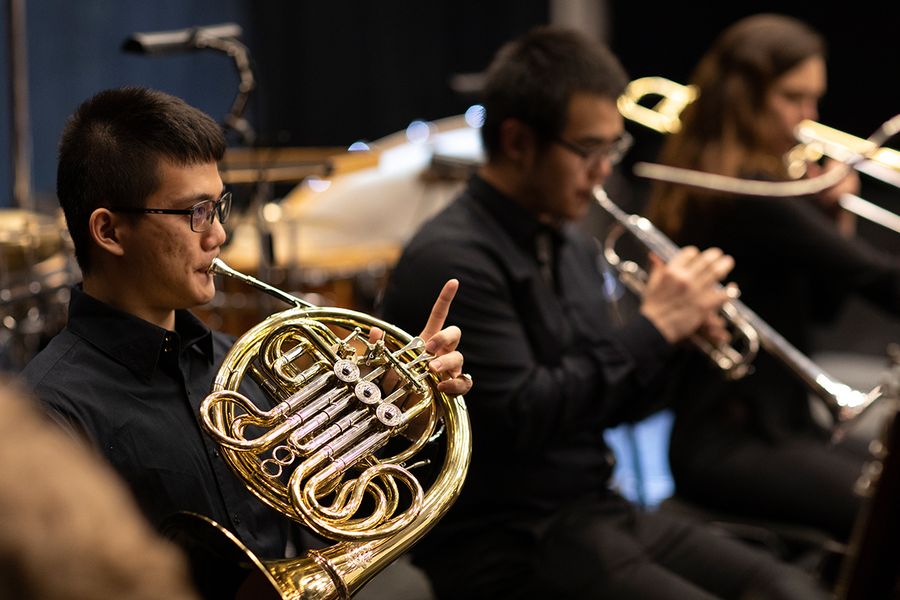 Studierende spielen Horn, Trompete und Posaune