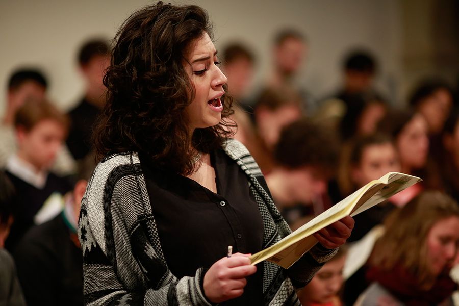 Singende Studentin mit Noten