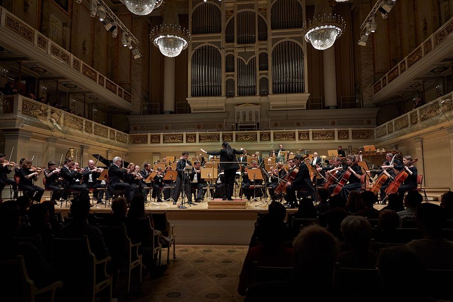 Blick aus dem Zuschauerraum auf das Orchester auf der Bühne des großen Saals des Berliner Konzerthauses