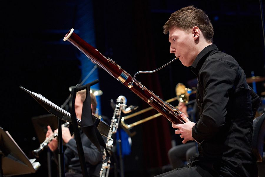 Student spielt Fagott während eines Konzerts
