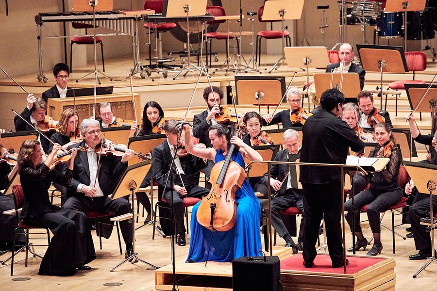 Cellosolistin vor einem Orchester während eines Konzertes