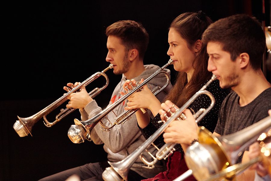 Studierende spielen Trompete