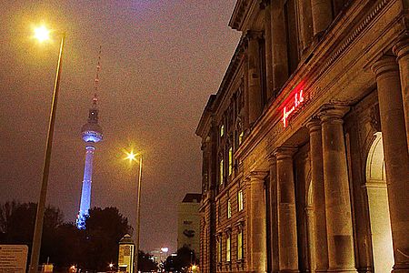 Fassade Neuer Marstall am Schloßplatz und Fernsehturm bei Nacht