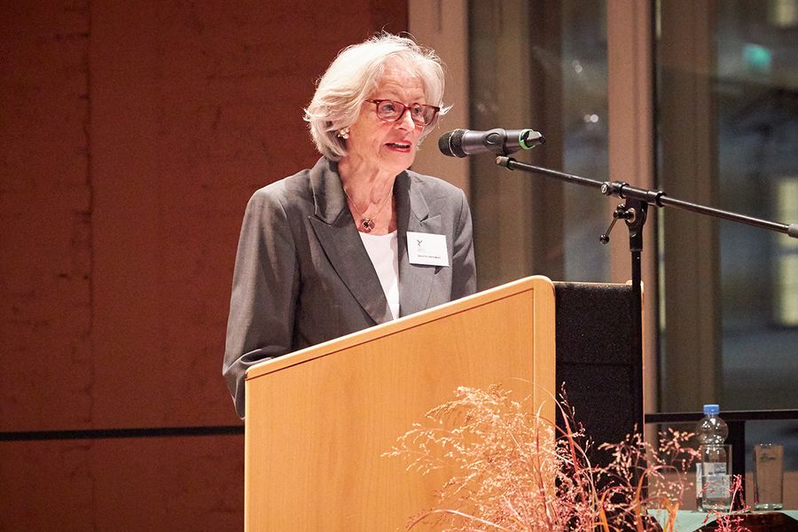 Fördervereinsvorsitzende Brigitte von Rümker hält eine Rede