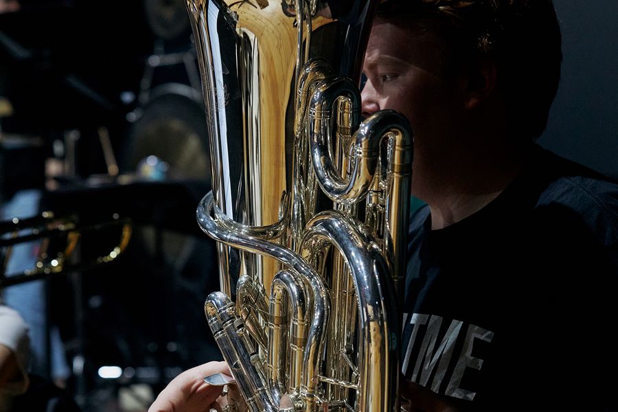 Student spielt Tuba