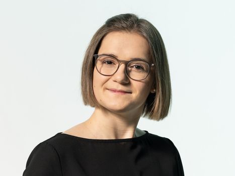Junge Frau mit Brille und Klarinette