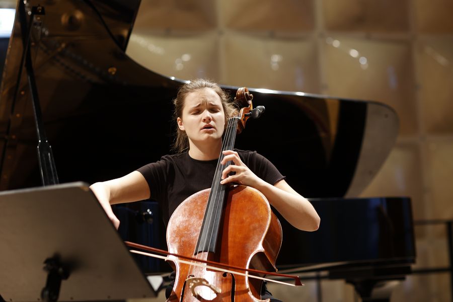 Studentin spielt Cello
