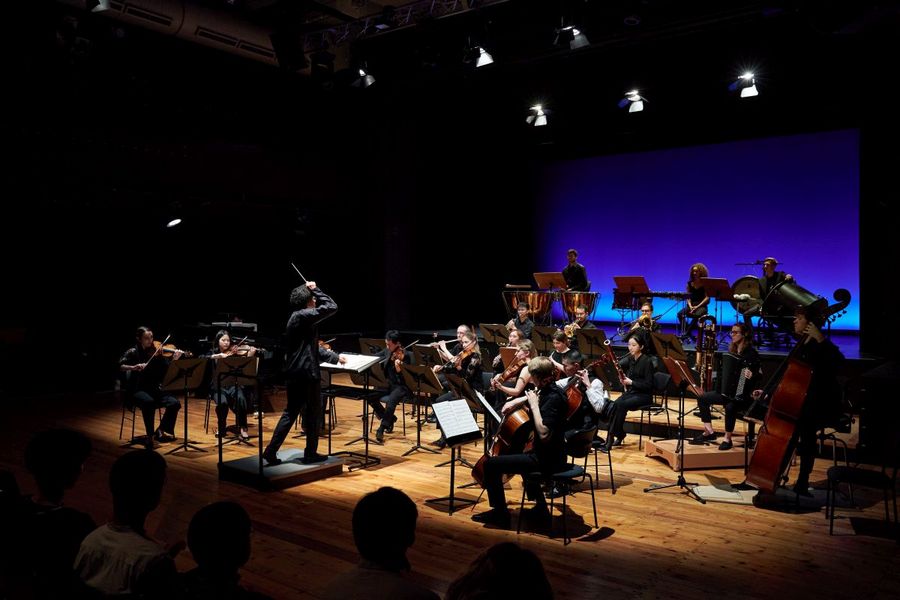 Das Ensemble Eisler Sinfonietta spielt auf der Bühne im Studiosaal